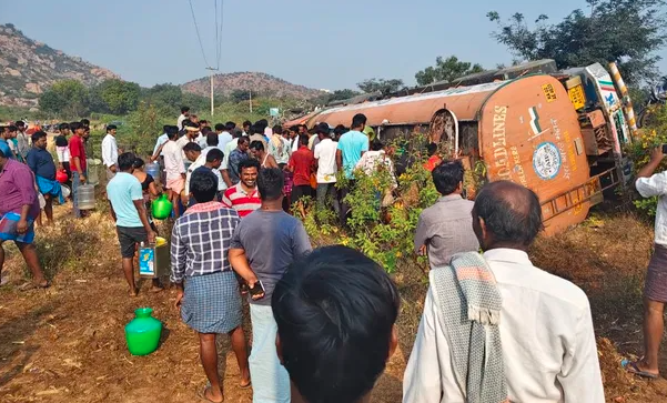 ಪಾಮ್ ಆಯಿಲ್ ಟ್ಯಾಂಕರ್ ಲಾರಿ ಪಲ್ಟಿ: ಅಡುಗೆ ಎಣ್ಣೆಗಾಗಿ ಮುಗಿಬಿದ್ದ ಜನ