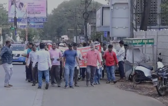 ಬ್ಯಾಂಕ್ ನೌಕರರ ಮುಷ್ಕರ: ಧಾರವಾಡದಲ್ಲಿ ಸಂಯುಕ್ತ ವೇದಿಕೆಯಿಂದ ಪ್ರತಿಭಟನೆ