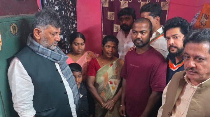 ಬಳ್ಳಾರಿ ಗಲಭೆ: ರಾಜಶೇಖರ್​ ತಾಯಿಗೆ ಡಿಕೆ ಶಿವಕುಮಾರ್​ ಸಾಂತ್ವನ: ಸರ್ಕಾರದಿಂದ ನೆರವು ಭರವಸೆ