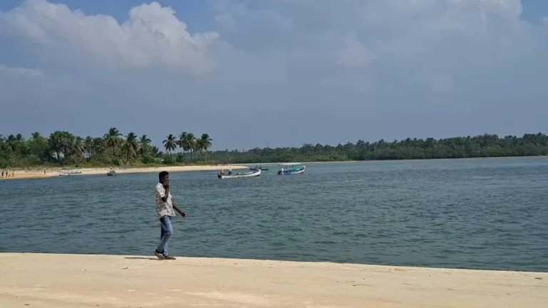 ಮಲ್ಪೆ ಬೀಚ್​ನಲ್ಲಿ ಮಗುಚಿ ಬಿದ್ದ ಟೂರಿಸ್ಟ್ ಬೋಟ್: ನಾಲ್ವರ ಸ್ಥಿತಿ ಗಂಭೀರ