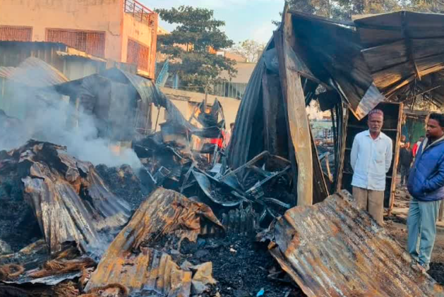 ಸಿಂಧನೂರಿನಲ್ಲಿ ಶಾರ್ಟ್ ಸರ್ಕ್ಯೂಟ್‌ʼನಿಂದ ಬೆಂಕಿ: ಏಳು ಅಂಗಡಿಗಳು ಸಂಪೂರ್ಣ ಭಸ್ಮ
