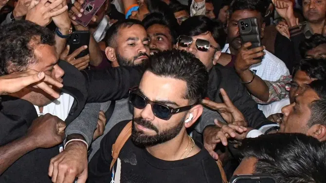 ವಿರಾಟ್ ಮುತ್ತಿದ ಫ್ಯಾನ್ಸ್, ಹೊರಬರಲಾಗದೆ ಒದ್ದಾಡಿದ ಕಿಂಗ್ ಕೊಹ್ಲಿ!