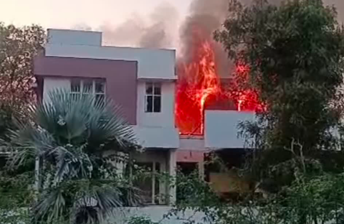 ರೆಡ್ಡಿ, ಶ್ರೀರಾಮುಲುಗೆ ಸೇರಿದ ಮಾಡೆಲ್ ಹೌಸ್​ʼಗೆ ಬೆಂಕಿ: ಇಬ್ಬರು ಅಪ್ರಾಪ್ತರು ಸೇರಿ 8 ಮಂದಿ ವಶಕ್ಕೆ