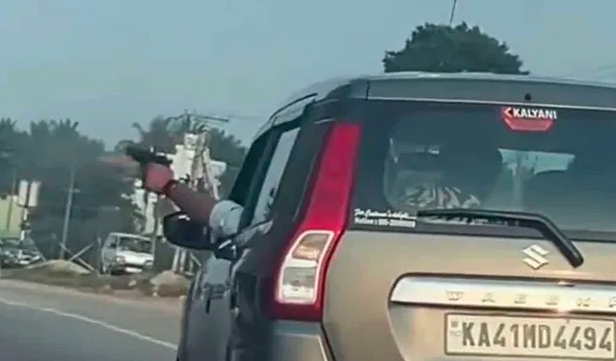 ಕಾರಿನಲ್ಲಿ ಕುಳಿತು ರಾಜಾರೋಷವಾಗಿ ಗನ್ ತೋರಿಸಿದ ವ್ಯಕ್ತಿ! ದೂರು ದಾಖಲು