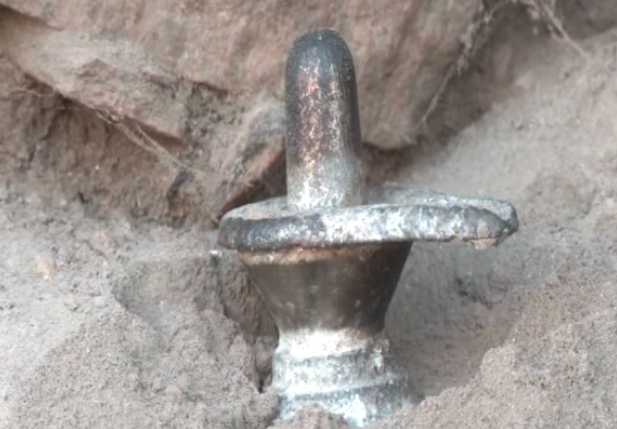 ಉತ್ಖನನದ ವೇಳೆ ಲಕ್ಕುಂಡಿಯಲ್ಲಿ ಪತ್ತೆಯಾಯ್ತು ಪುರಾತನ ಶಿವಲಿಂಗ!