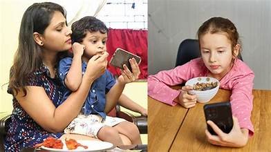 ಊಟ ಮಾಡುವಾಗ ಮೊಬೈಲ್ ನೋಡ್ತೀರಾ? ನಿಮ್ಮ ಆರೋಗ್ಯಕ್ಕೆ ಇದು ಭಾರೀ ಅಪಾಯ