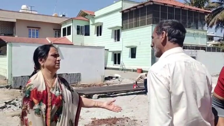 ಯಶ್‌ ತಾಯಿ ಪುಷ್ಪ ಸೈಟ್‌ ಜಟಾಪಟಿ:  ಒಂದೇ ಜಾಗಕ್ಕೆ ಎರಡೆರಡು ದಾಖಲೆ ನೀಡಿ ಅಧಿಕಾರಿಗಳ ಯಡವಟ್ಟು?