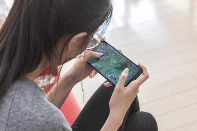 ಆನ್‌ಲೈನ್ ಗೇಮ್ ನಿಷೇಧಿಸಿದ ಪೋಷಕರು… 9ನೇ ಮಹಡಿಯಿಂದ ಹಾರಿ ಮೂವರು ಸಹೋದರಿಯರ ದಾರುಣ ಅಂತ್ಯ!