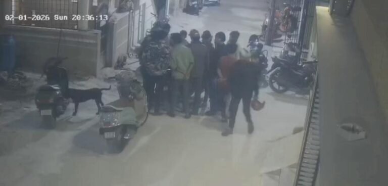 ಬೆಂಗಳೂರಿನಲ್ಲಿ ನಿಲ್ಲದ ಪುಡಿ ರೌಡಿಗಳ ಅಟ್ಟಹಾಸ: ಜಗಳ ತಡೆಯಲು ಹೋದ ಆಟೋ ಚಾಲಕನ ಕುತ್ತಿಗೆಗೆ ಚಾಕುವಿನಿಂದ ಇರಿತ!