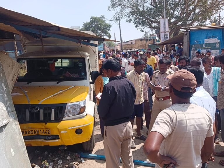 ಅಂಗಡಿ ಬಳಿ ಕುಳಿತಿದ್ದ ವೃದ್ಧನ ಮೇಲೆ ಹರಿದ ಬೊಲೆರೋ ಗೂಡ್ಸ್ ವಾಹನ: ಕಾಲಿಗೆ ಗಂಭೀರ ಗಾಯ