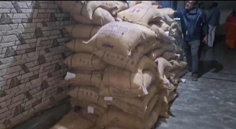 ಅಕ್ರಮವಾಗಿ ಜೋಳ ಸಂಗ್ರಹಿಸಿದ್ದ ಎರಡು ಗೋಡೌನ್ ಗಳ ಮೇಲೆ ಎಸಿ ದಾಳಿ; 2400 ಮೂಟೆಗಳು ಜಪ್ತಿ