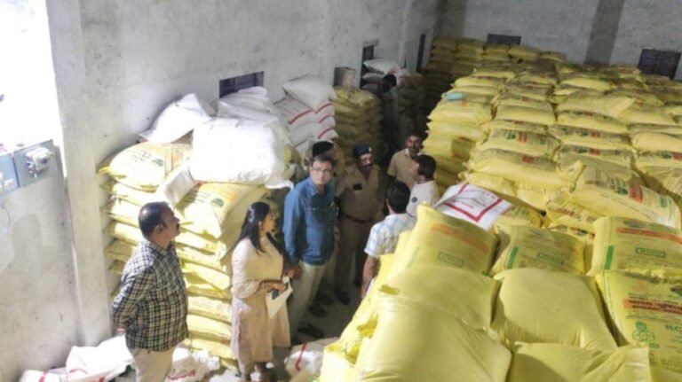 ಅಕ್ರಮವಾಗಿ ಯೂರಿಯಾ ಗೊಬ್ಬರ ಸ್ಟಾಕ್‌ ಮಾಡಿದ್ದ ಗೋಡೌನ್ ಮೇಲೆ ದಾಳಿ; ಮಾಲೀಕ ಪೊಲೀಸರ ವಶಕ್ಕೆ