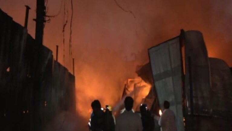 ಭೀಕರ ಅಗ್ನಿ ಅವಘಡ; ಮೈಸೂರಿನಲ್ಲಿ ಸಾಲು ಸಾಲು ಗೋದಾಮುಗಳು ಬೆಂಕಿಗಾಹುತಿ!