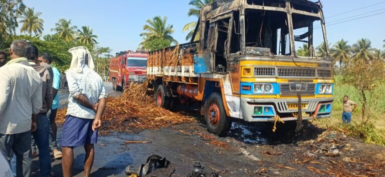 ಮಂಡ್ಯ| ವಿದ್ಯುತ್ ತಂತಿ ಸ್ಪರ್ಶಿಸಿ ಹೊತ್ತಿ ಉರಿದ ಲಾರಿ; ಅದೃಷ್ಟವಶಾತ್ ಚಾಲಕ ಪಾರು!