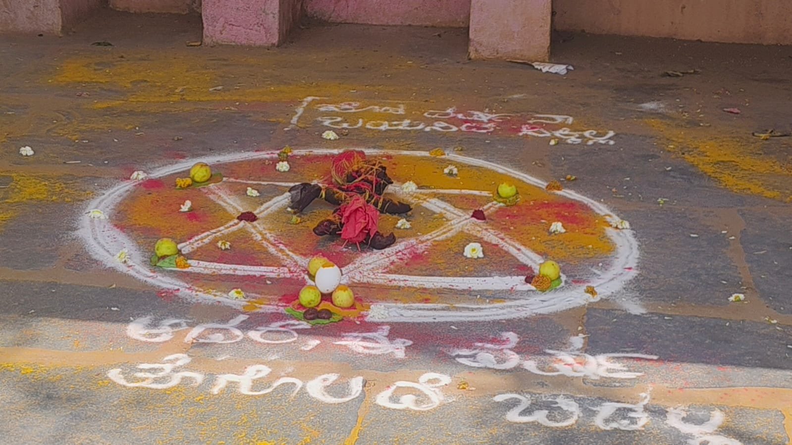 “ಹೋದ ವರ್ಷ ನಾನು ಬಯಸಿದ್ದು ಸಿಕ್ಕಿಲ್ಲ… ಆದರೆ ಈ ವರ್ಷ ತೊಗೊಳದೆ ಬಿಡಲ್ಲ..” ಮುಂಡರಗಿಯಲ್ಲಿ ಹೀಗೊಂದು ವಾಮಾಚಾರ!
