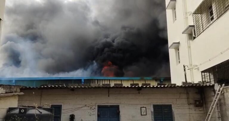 ಬೆಂಗಳೂರು| ಏಕಾಏಕಿ ಹೊತ್ತಿ ಉರಿದ ಪೇಪರ್ ಗೋದಾಮು!