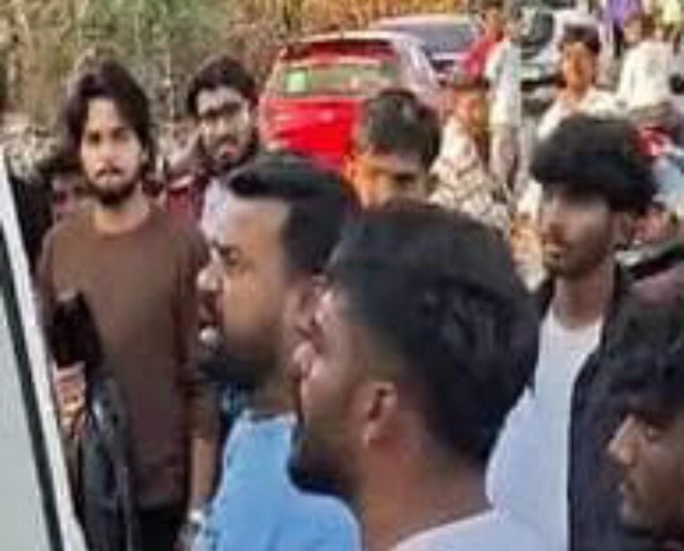 ಆನೇಕಲ್‌| ರೋಗಿ ಕರೆತರಲು ತೆರಳಿದ್ದ ಆ್ಯಂಬುಲೆನ್ಸ್ ಅಡ್ಡಗಟ್ಟಿ ರಸ್ತೆ ರಂಪಾಟ; ಸಾರ್ವಜನಿಕರ ಆಕ್ರೋಶ