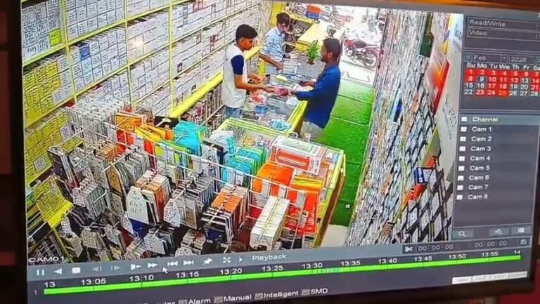 ಚಿತ್ರದುರ್ಗದಲ್ಲಿ ಸ್ಕ್ರೀನ್ ಗಾರ್ಡ್ ವಿಚಾರಕ್ಕೆ ಚಾಕು ಇರಿತ ಪ್ರಕರಣ: ಸಿಸಿ ಟಿವಿ ದೃಶ್ಯ ವೈರಲ್!