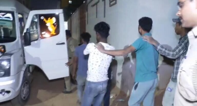 ಬೆಂಗಳೂರು: ಅಕ್ರಮ ವಿದೇಶಿಗರ ವಿರುದ್ಧ ಪೊಲೀಸ್ ಕಾರ್ಯಾಚರಣೆ; ಒಂದೇ ದಿನ 2 ಸಾವಿರಕ್ಕೂ ಹೆಚ್ಚು ಮಂದಿ ವಿಚಾರಣೆಗೆ!