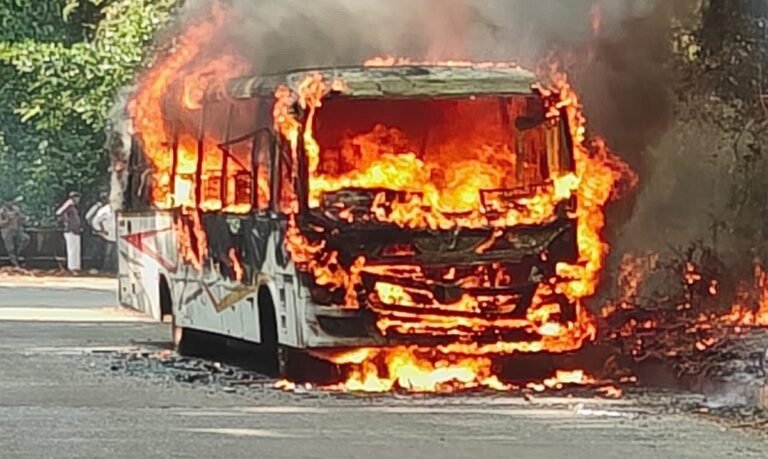 36 ಪ್ರಯಾಣಿಕರಿದ್ದ ಬಸ್ ನಡುರಸ್ತೆಯಲ್ಲೇ ಬೆಂಕಿಗಾಹುತಿ; ತಪ್ಪಿದ ಭಾರೀ ಅನಾಹುತ!