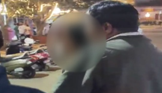 ಕಂಠ ಪೂರ್ತಿ ಕುಡಿದು ಸಿಕ್ಕ ಸಿಕ್ಕ ವಾಹನಗಳಿಗೆ ಡಿಕ್ಕಿ; ಪ್ರಶ್ನಿಸಿದ ಕ್ಯಾಬ್ ಚಾಲಕನಿಗೆ ಮದ್ಯದ ಬೆರಳು ತೋರಿಸಿದ ಯುವತಿಯರು!