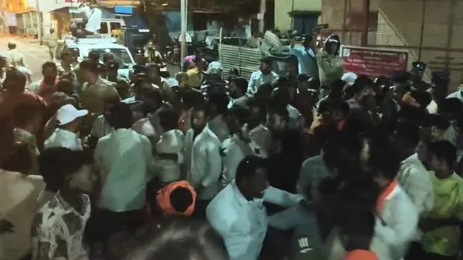 ಶಿವಾಜಿ ಭಾವಚಿತ್ರ ಮೆರವಣಿಗೆ ವೇಳೆ ಕಲ್ಲು-ಚಪ್ಪಲಿ ತೂರಾಟ; ಬಾಗಲಕೋಟೆಯಲ್ಲಿ ಉದ್ವಿಗ್ನ ಸ್ಥಿತಿ!