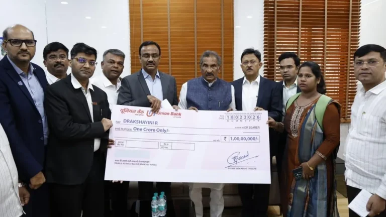 ವಿದ್ಯುದಾಘಾತ-ರಸ್ತೆ ಅಪಘಾತಗಳಲ್ಲಿ ಮೃತಪಟ್ಟ ಸಿಬ್ಬಂದಿ ಕುಟುಂಬಗಳಿಗೆ ಸಚಿವರಿಂದ ನೆರವು: 1 ಕೋಟಿ ರೂ. ಪರಿಹಾರ ಚೆಕ್ ವಿತರಣೆ