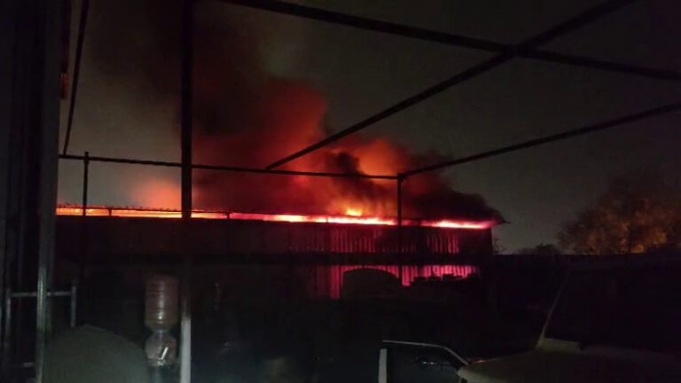 ವಿಜಯಪುರ| ಅಗ್ನಿ ಅವಘಡಕ್ಕೆ ಸುಟ್ಟು ಕರಕಲಾದ ಸರ್ವಿಸ್ ಸೆಂಟರ್; 20ಕ್ಕೂ ಹೆಚ್ಚು ಕಾರುಗಳು ಭಸ್ಮ!