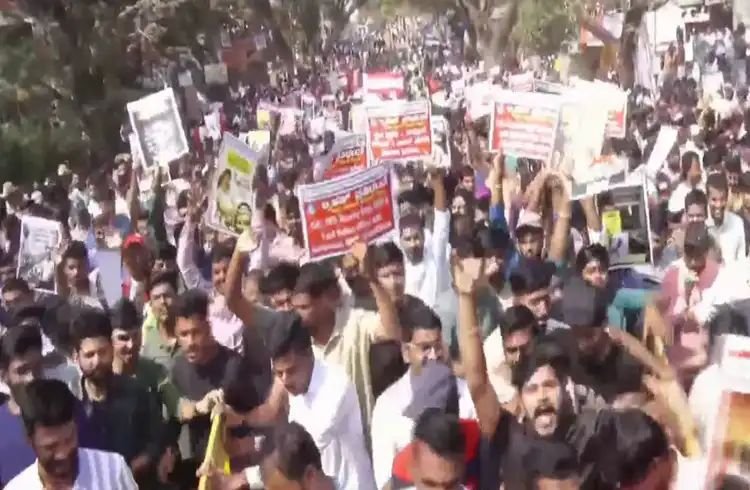 ಖಾಲಿ ಹುದ್ದೆಗಳ ಭರ್ತಿಗೆ ಧಾರವಾಡದಲ್ಲಿ ಬೃಹತ್ ಪ್ರತಿಭಟನೆ: ಪೊಲೀಸರೊಂದಿಗೆ ತೀವ್ರ ಮಾತುಕತೆ