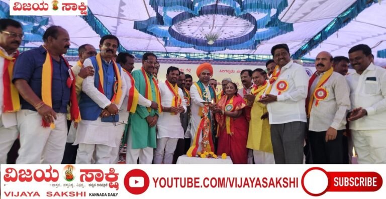 ಸರಕಾರಿ ಉದ್ಯೋಗದಲ್ಲಿ ಕನ್ನಡಕ್ಕೆ ಪ್ರಥಮಾದ್ಯತೆ ನೀಡಿ: ಜ. ಫಕೀರ ದಿಂಗಾಲೇಶ್ವರ ಜಗದ್ಗುರುಗಳು