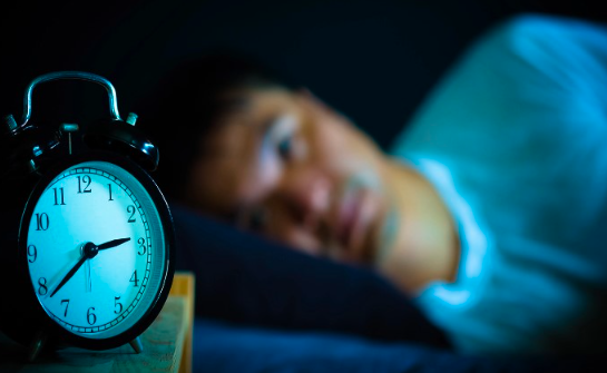 ರಾತ್ರಿ ಬೇಗ ನಿದ್ದೆ ಬರ್ತಿಲ್ವಾ?  ಹಾಗಾದ್ರೆ ಮಲಗುವ ಮೊದಲು ಈ 5 ಟಿಪ್ಸ್ ಫಾಲೋ ಮಾಡಿ!