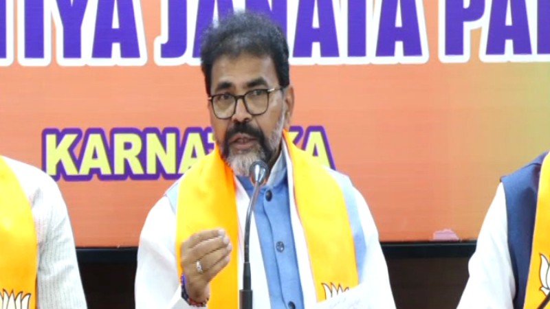 ಸಿನಿಮಾದಂತೆ ಸರ್ಕಾರದ ಸಾಧನೆ ಹೇಳಿಕೊಳ್ಳುತ್ತಿದ್ದಾರೆ, ಆದ್ರೆ ಕೊಟ್ಟಿದ್ದು ಹಗರಣಗಳನ್ನಷ್ಟೇ: ಛಲವಾದಿ ನಾರಾಯಣಸ್ವಾಮಿ ವಾಗ್ದಾಳಿ