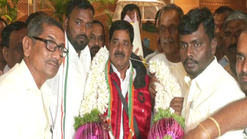 ವಿದೇಶ ಪ್ರವಾಸ ಮುಗಿಸಿ ಕಾಂಗ್ರೆಸ್ ಶಾಸಕರು ವಾಪಸ್: ಒಬ್ಬೊಬ್ಬರು ಒಂದೊಂದು ಹೇಳಿಕೆ!?