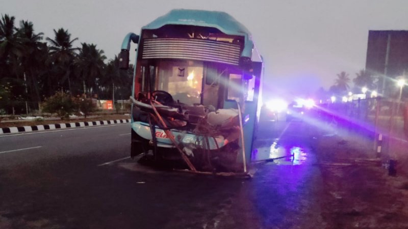 ರಾಮನಗರ| ಡಿವೈಡರ್‌ಗೆ ಬಸ್‌ ಡಿಕ್ಕಿ, ನಾಲ್ವರು ಪ್ರಯಾಣಿಕರು ಸಾವು!