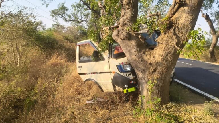 ಮರಕ್ಕೆ ಡಿಕ್ಕಿ ಹೊಡೆದ ಟಾಟಾ ಏಸ್‌ ವಾಹನ: ಇಬ್ಬರು ಸ್ಥಳದಲ್ಲೇ ಸಾವು, 8ಜನರಿಗೆ ಗಾಯ