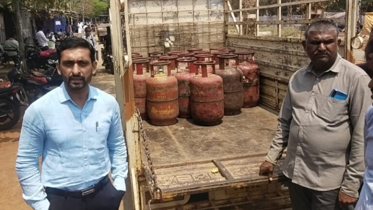 ಜಗಳೂರು | ಹೋಟೆಲ್‍ಗಳ ಮೇಲೆ ತಹಶೀಲ್ದಾರ್ ದಾಳಿ: 20 ಗೃಹ ಬಳಕೆ ಸಿಲಿಂಡರ್ ವಶ- ಹೋಟೆಲ್ ಮಾಲೀಕರ ವಿರುದ್ಧ ಕ್ರಮಕ್ಕೆ ಸೂಚನೆ