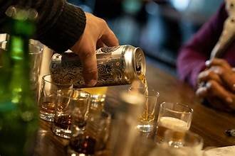 ಎಣ್ಣೆಪ್ರಿಯರೇ ಹುಷಾರ್| ಅವಧಿ ಮೀರಿದ ಮದ್ಯ ಮಾರಾಟ, ಅಧಿಕಾರಿಗಳೇ ಶಾಮೀಲು| ಸೂಪರ್ ವೈಸರ್ ಅರೆಸ್ಟ್