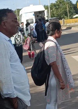 ರೋಗಿಗಳ ಆ್ಯಂಬುಲೆನ್ಸ್‌ನಲ್ಲಿ ಜನರ ಸಾಗಾಟ: ಗದಗ ಜಿಮ್ಸ್ ವಿರುದ್ಧ ಆಕ್ರೋಶ