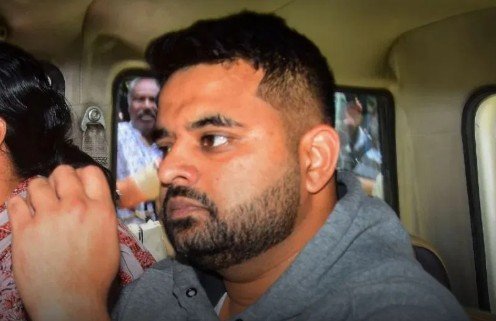 ಪೆನ್‌ಡ್ರೈವ್ ಕೇಸ್‌ಗೆ ಟ್ವಿಸ್ಟ್: 13,712 ಪುಟ ಚಾರ್ಜ್‌ಶೀಟ್, 39 ಜನರ ವಿರುದ್ಧ ಆರೋಪ – ಪ್ರಜ್ವಲ್ ಹೆಸರು ಗೈರು!