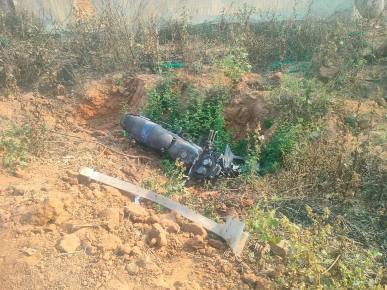 ಬುಲೆರೋ ಕಾರು-ಎರಡು ಬೈಕ್ ನಡುವೆ ಭೀಕರ ಅಪಘಾತ: ಬೈಕ್ ಸವಾರರಿಗೆ ಗಂಭೀರ ಗಾಯ