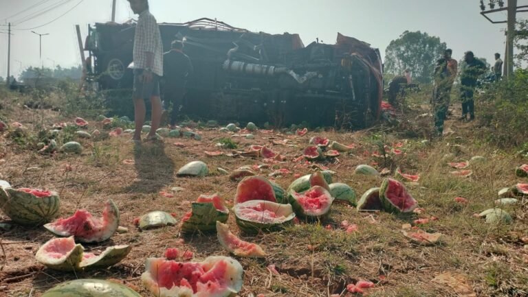 ಚಾಲಕನ ನಿಯಂತ್ರಣ ತಪ್ಪಿ ಕಲ್ಲಂಗಡಿ‌ ಸಾಗಿಸುತ್ತಿದ್ದ ಕ್ಯಾಂಟರ್ ಪಲ್ಟಿ: ಚಾಲಕ ಗಂಭೀರ!