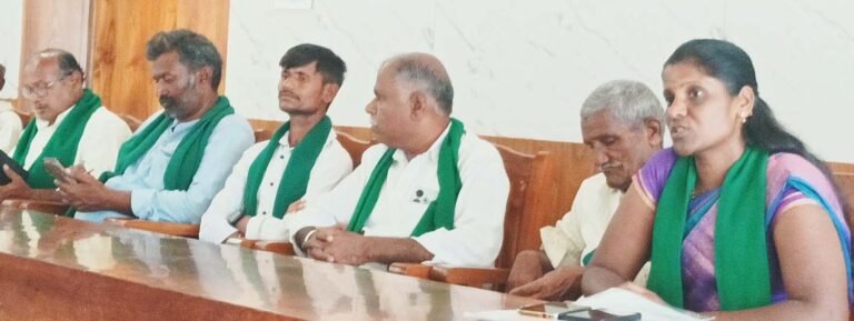 ಜಮೀನು ದಾಖಲೆ ಪರಿಶೀಲಿಸಲು ರೈತರಲ್ಲಿ ಕಾವ್ಯಾ ಸೋಮನಕಟ್ಟಿ ಮನವಿ