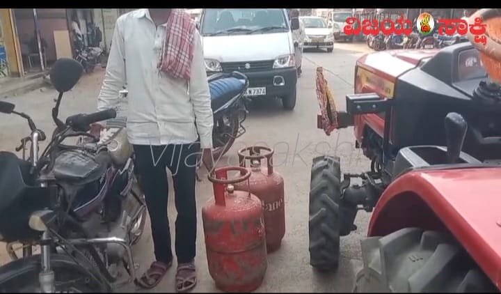 ಗದಗ| ಸಿಲಿಂಡರ್ ಅಭಾವ; ನರಗುಂದದ ಇಂಡಿಯನ್ ಏಜೆನ್ಸಿಯಲ್ಲೂ ನೋ ಸ್ಟಾಕ್, ಖಾಲಿ ಸಿಲಿಂಡರ್ ಜೊತೆ ಮರಳಿದ ಜನ!