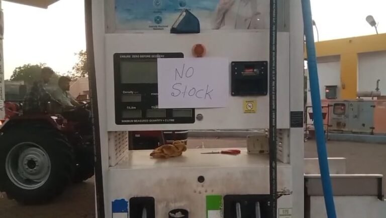 ಇರಾನ್-ಇಸ್ರೇಲ್-ಅಮೆರಿಕ ಯುದ್ದ: ನರಗುಂದ ಪೆಟ್ರೋಲ್ ಬಂಕ್ʼಗಳಲ್ಲಿ ನೋ ಸ್ಟಾಕ್ ಬೋರ್ಡ್!