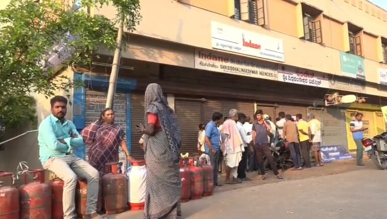 ಗದಗ ಜಿಲ್ಲೆಯಲ್ಲಿ ಮುಂದುವರಿದ ಸಿಲಿಂಡರ್ ಹಾಹಾಕಾರ; ನರಗುಂದದಲ್ಲಿ ಉದ್ದನೆಯ ಸಾಲು – ಜನರ ಆಕ್ರೋಶ!