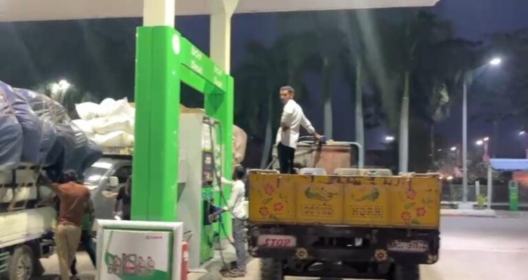 ಕೊಪ್ಪಳದಲ್ಲಿ ಪೆಟ್ರೋಲ್-ಡೀಸೆಲ್ ಅಭಾವ ವದಂತಿ: ಡ್ರಮ್, ಕ್ಯಾನ್‌ ಹಿಡಿದು ಬಂಕ್‌ಗಳಿಗೆ ಮುಗಿಬಿದ್ದ ಜನ!