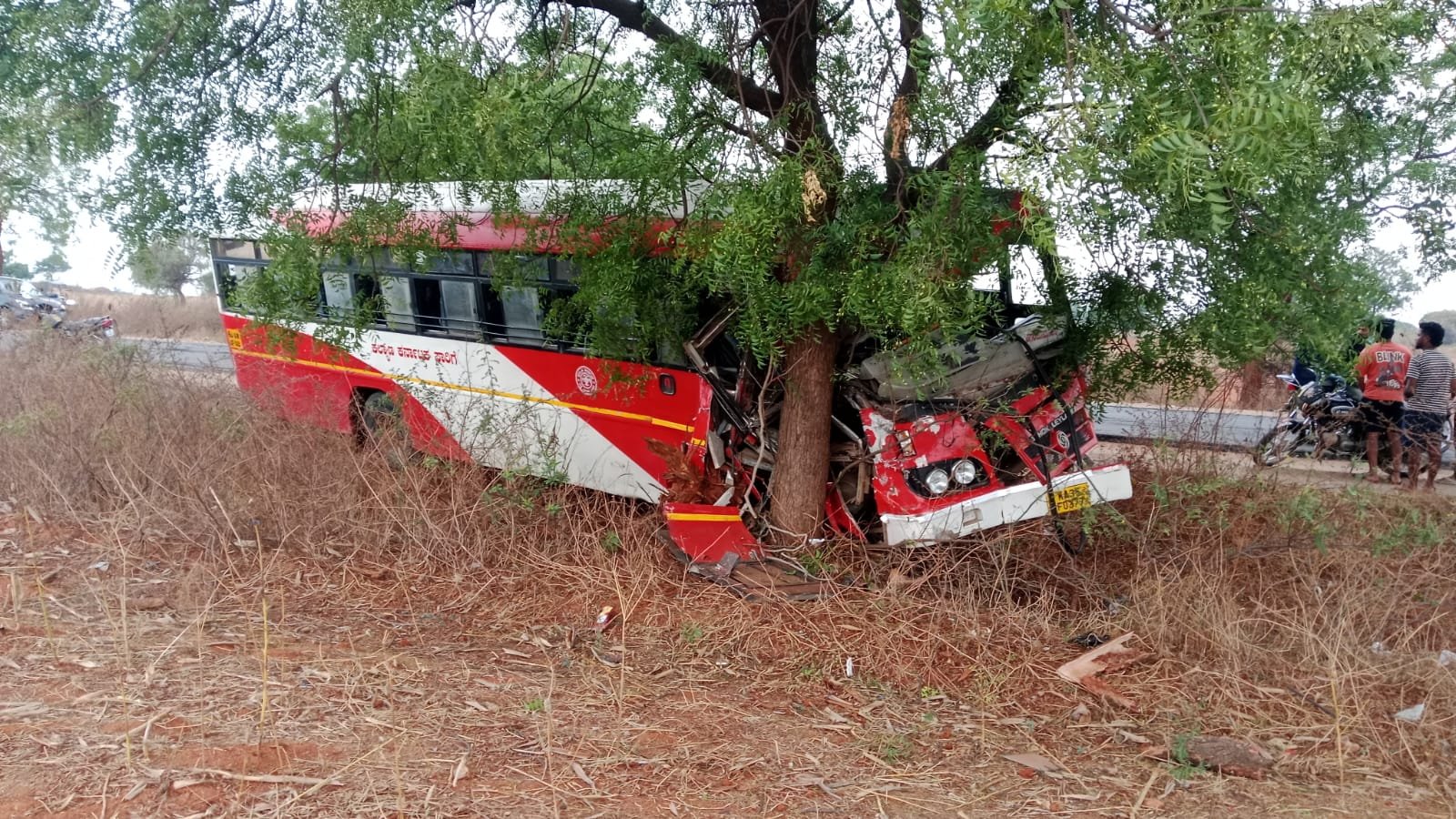 ಮರಕ್ಕೆ ಬಸ್ ಡಿಕ್ಕಿ–ಚಾಲಕನ ಸಮಯಪ್ರಜ್ಞೆಯಿಂದ ತಪ್ಪಿದ ಭಾರಿ ಅನಾಹುತ!