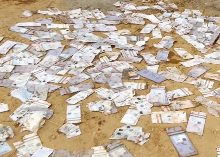 ರಾಶಿ ರಾಶಿ ಆಧಾರ್ ಕಾರ್ಡ್​​ಗಳು ನೇತ್ರಾವತಿ ನದಿ ತೀರದಲ್ಲಿ ಪತ್ತೆ: ಸಾರ್ವಜನಿಕರಿಗೆ ಆಘಾತ!