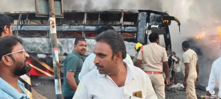 ಆಂಧ್ರ: ಭೀಕರ ರಸ್ತೆ ಅಪಘಾತ! ಹೊತ್ತಿ ಉರಿದ ಬಸ್; 10 ಜನ ಸಜೀವದಹನ