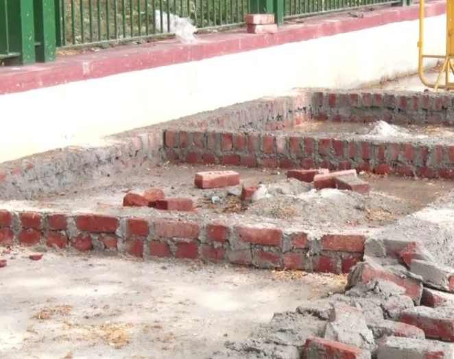 ಮೈಸೂರು: ಅರಮನೆ ಮುಂಭಾಗದ ರಾಜಮಾರ್ಗ ಒಡೆದು ಟಾಂಗಾ ಸ್ಟ್ಯಾಂಡ್​; ಸಾರ್ವಜನಿಕರ ಆಕ್ರೋಶ!